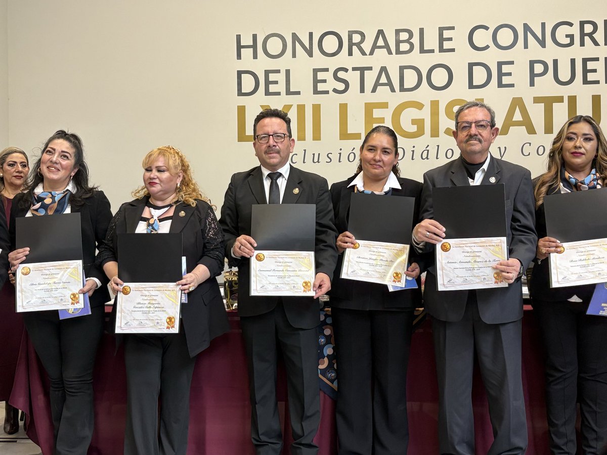 monbarsa's tweet photo. 🎙️ ¡Enhorabuena a la nueva Mesa Directiva de la Asociación Nacional de Locutores de México, Delegación Puebla!

Tuve el gusto de acompañarles en su toma de protesta, realizada en la sede del H. Congreso del Estado de Puebla.

Les deseo mucho éxito en esta nueva gestión. Estoy segura de que su compromiso y profesionalismo fortalecerán la importante labor de quienes dan voz a nuestra sociedad. 👏

#PorAmorAPuebla #TransformarEnGrande