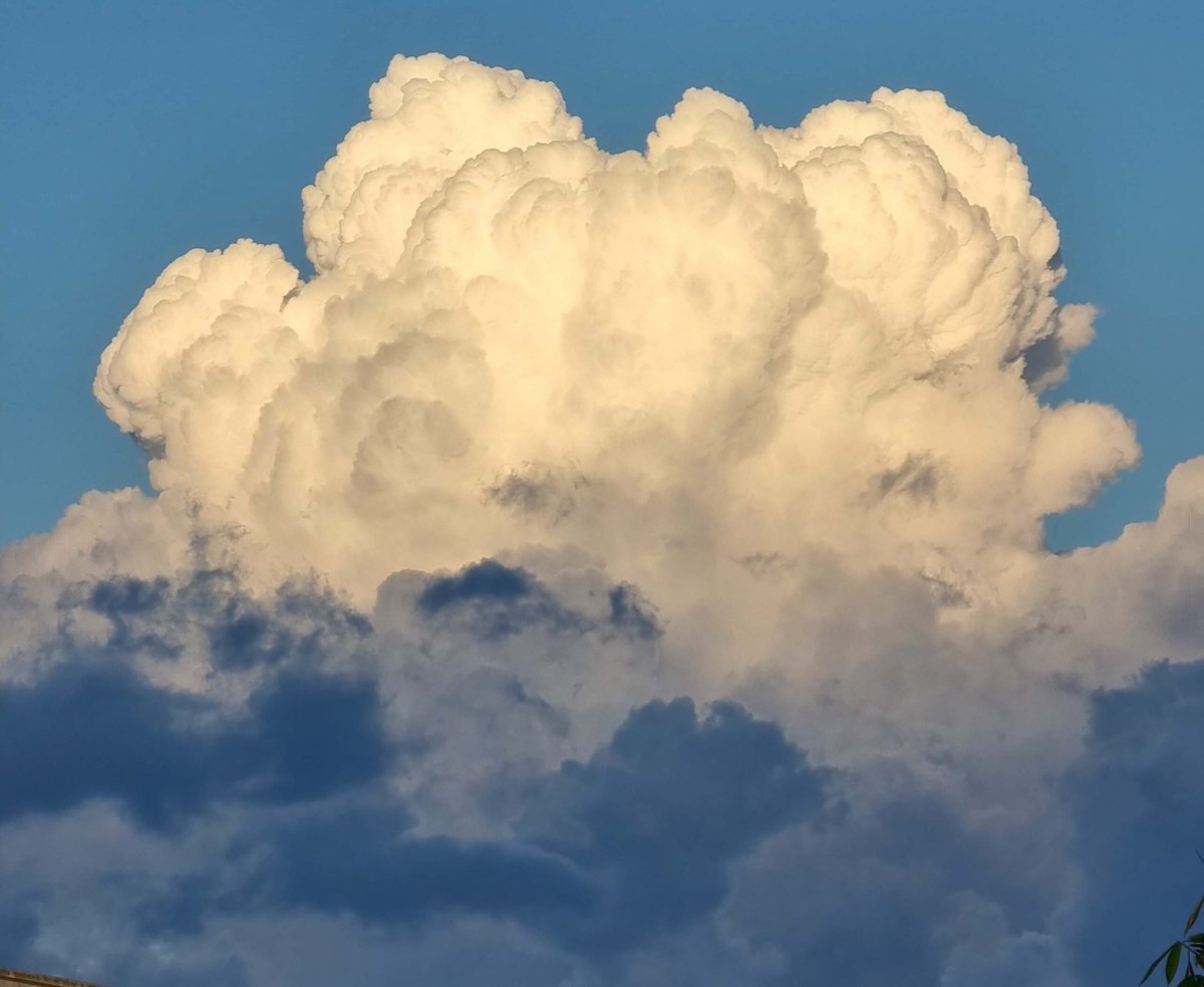 XorDev's tweet photo. I really want to find a way to create puffy clouds/smoke. Ideally in 280 chars or less https://t.co/GL5CBjjTxp