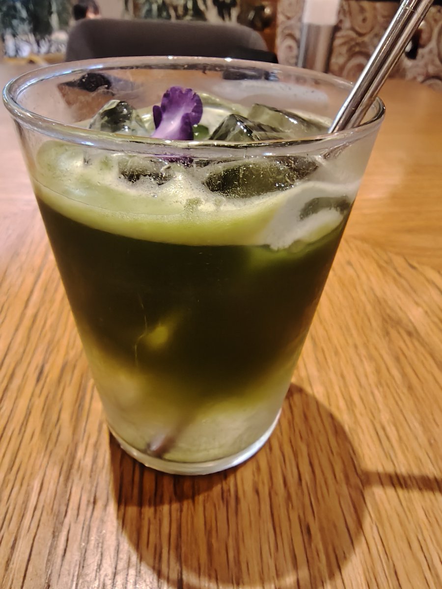 uawa01's tweet photo. 会社後輩と丸ビルカフェへ。 https://t.co/Ltr0FfuPf0
