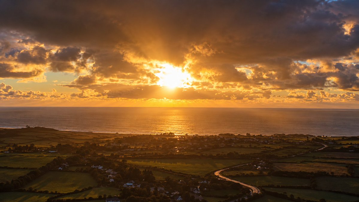 patrickkenealy's tweet photo. Stormy skies over Ballinroad, Clonea and Ballinacourty, Co Waterford this morning. @ancienteastIRL @barrabest @deric_tv @DiscoverIreland @discoverirl @Failte_Ireland @welovewaterford @VisitWaterford @WaterfordPocket @WaterfordGrnWay @GoToIreland @GoToIrelandUS @DungarvanTIO https://t.co/Kp169TLTcv