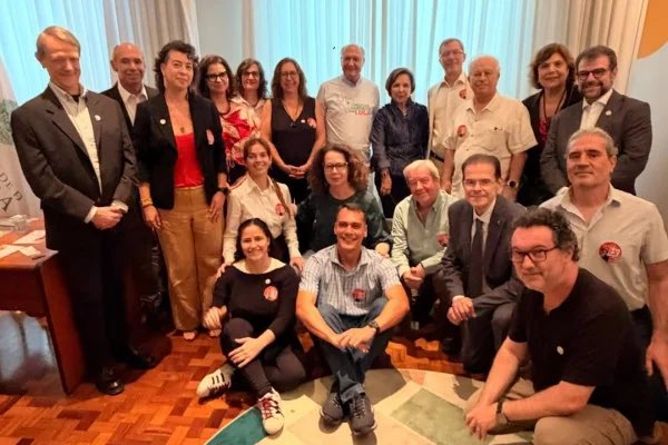 ojornaleirobr's tweet photo. A INTELIGÊNCIA BRASILEIRA ESTÁ DANDO O RECADO!

Professores e pesquisadores da USP entregaram a Geraldo Alckmin um manifesto em apoio à reeleição de Lula, com cerca de 1.200 assinaturas, incluindo nomes como Lilia Schwarcz, Renato Janine Ribeiro e Eugênio Bucci.

O documento alerta que o retorno do bolsonarismo ao poder seria catastrófico para as universidades, a ciência, a educação, a saúde pública e a democracia.

Alckmin se comprometeu a entregar o manifesto pessoalmente a Lula.

Não é coincidência que tantos intelectuais, cientistas e educadores estejam se posicionando contra o bolsonarismo.

Fonte: Metrópoles SP.

Sim, bolsonaristas odeiam a ciência.