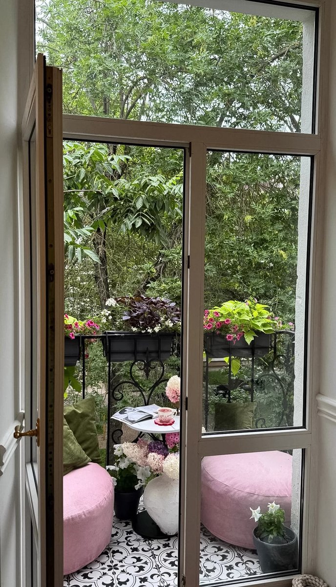 h0neyndmilk's tweet photo. having a balcony would fix all of my problems https://t.co/Tasovoyc0f
