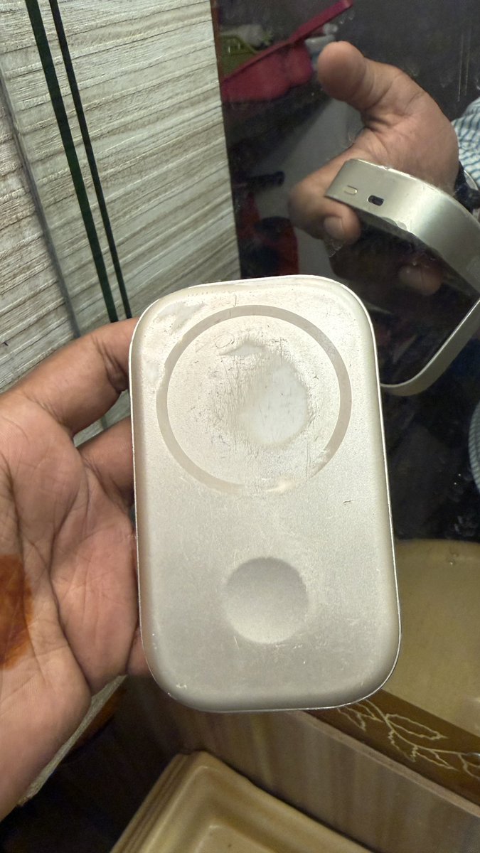 excelo_soft's tweet photo. 1/4 ⚠️ SERIOUS SAFETY HAZARD! 
My @DailyObjects wireless power bank (received as corporate gift under 1 year ago) is badly swelling and breaking apart at the seams! It overheats dangerously during wireless charging. 

This is a fire/blast risk! 🧵👇 @daily_objects https://t.co/v8Zr8ceOsx