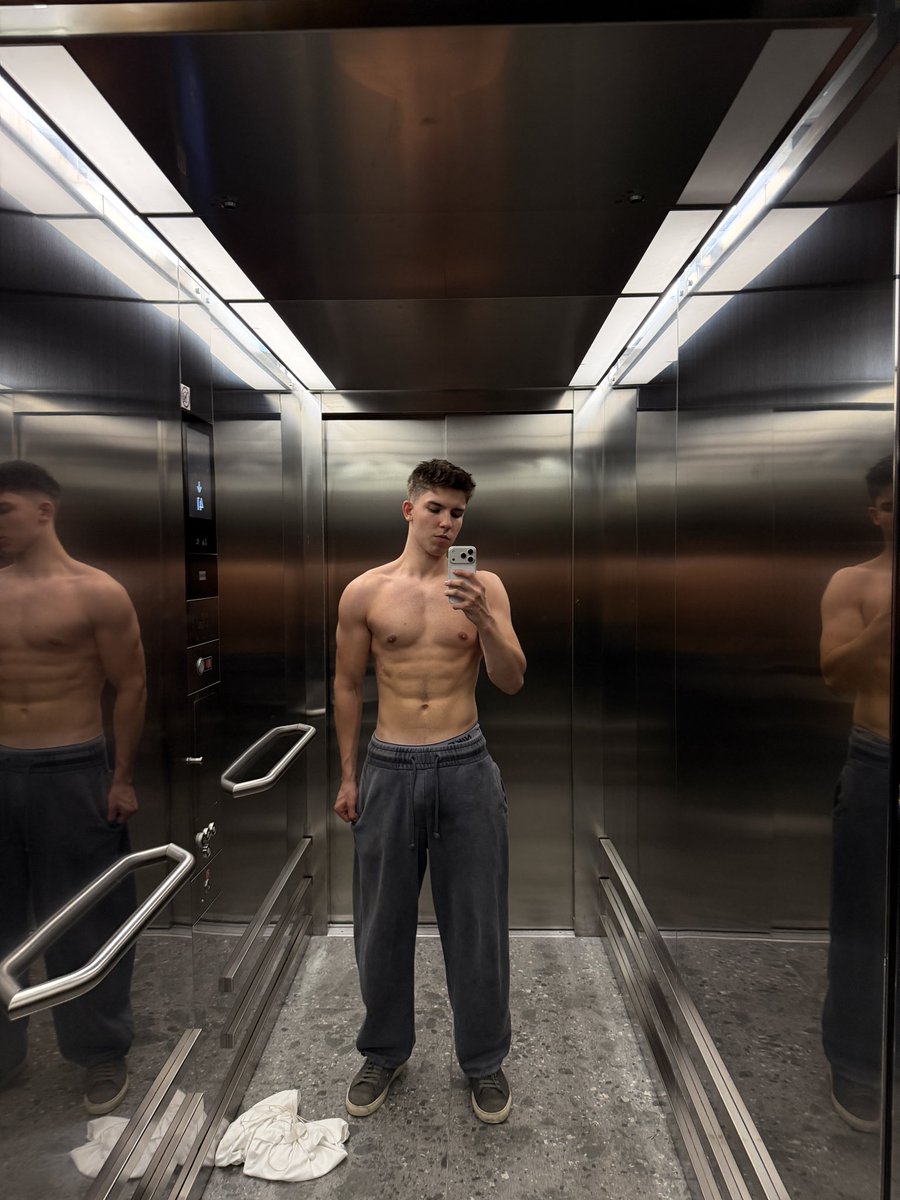 Leonardotwinkx's tweet photo. Fresh pump after the gym. 👀 https://t.co/7vqOUgjcIn