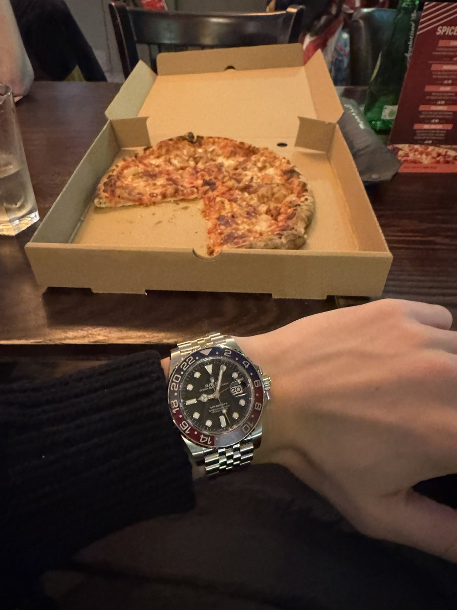 barrelwatches's tweet photo. パブで友達とPSG戦見てます
今日はGMT針ちゃんと合わせました👍 https://t.co/Uc0u3zdAH7