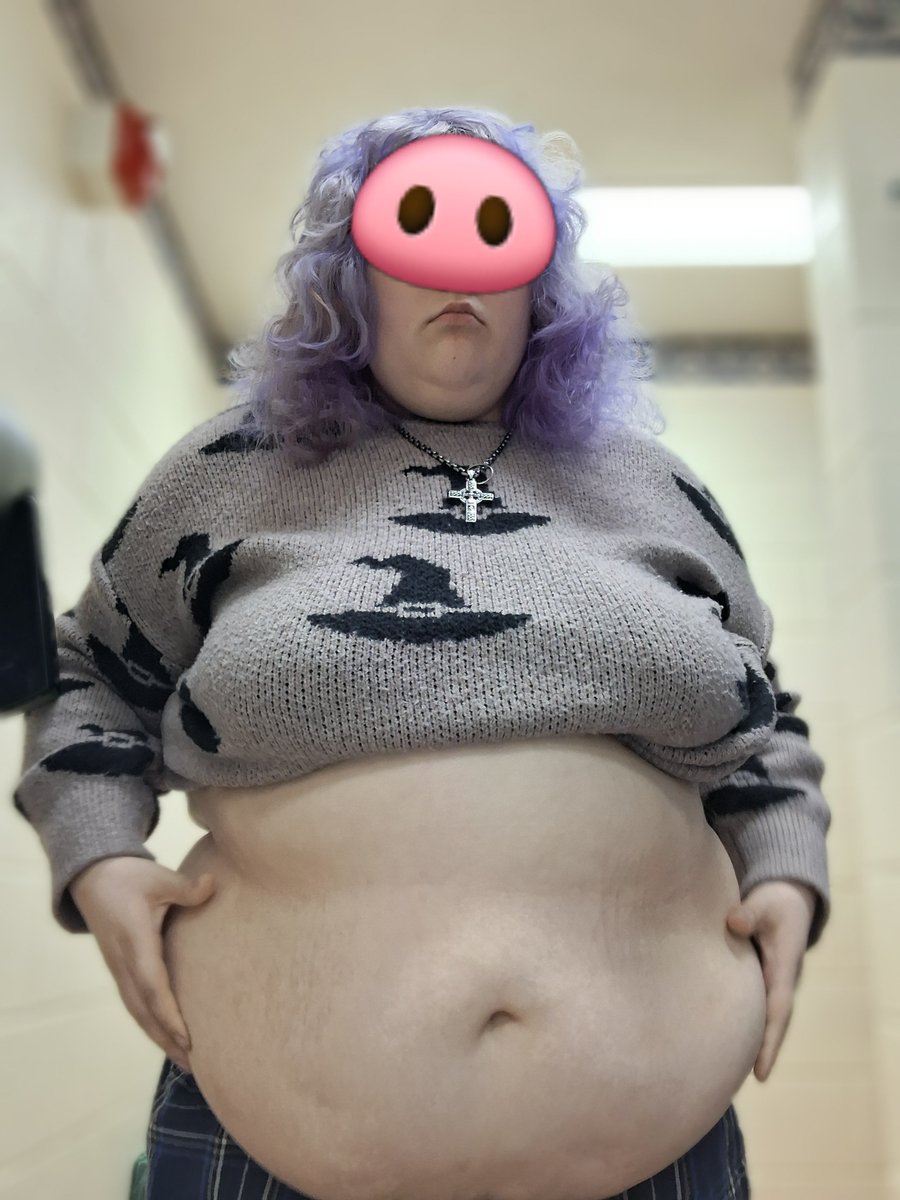 StarLightalilly's tweet photo. Wold you call this fat or chubby 🥰 https://t.co/OfSWHrT7b7
