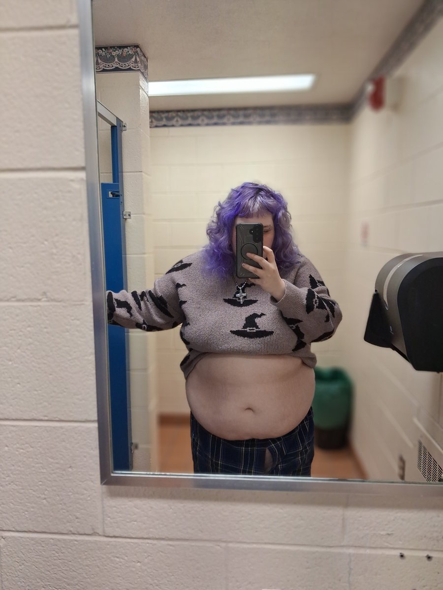 StarLightalilly's tweet photo. Wold you call this fat or chubby 🥰 https://t.co/OfSWHrT7b7