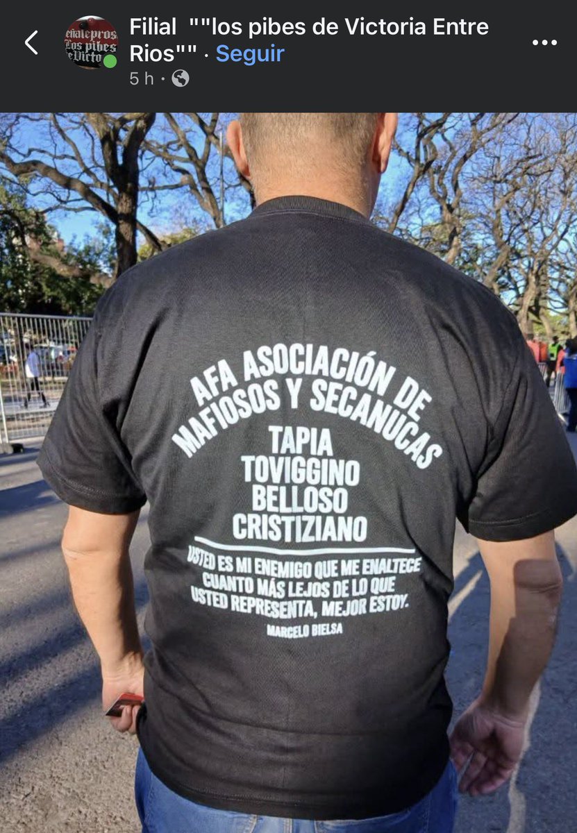 locoxcentral10's tweet photo. - Ahí va el idiota
- ¿ Cuál es ?
- Ese que está de espaldas. https://t.co/5KBejwxyt7