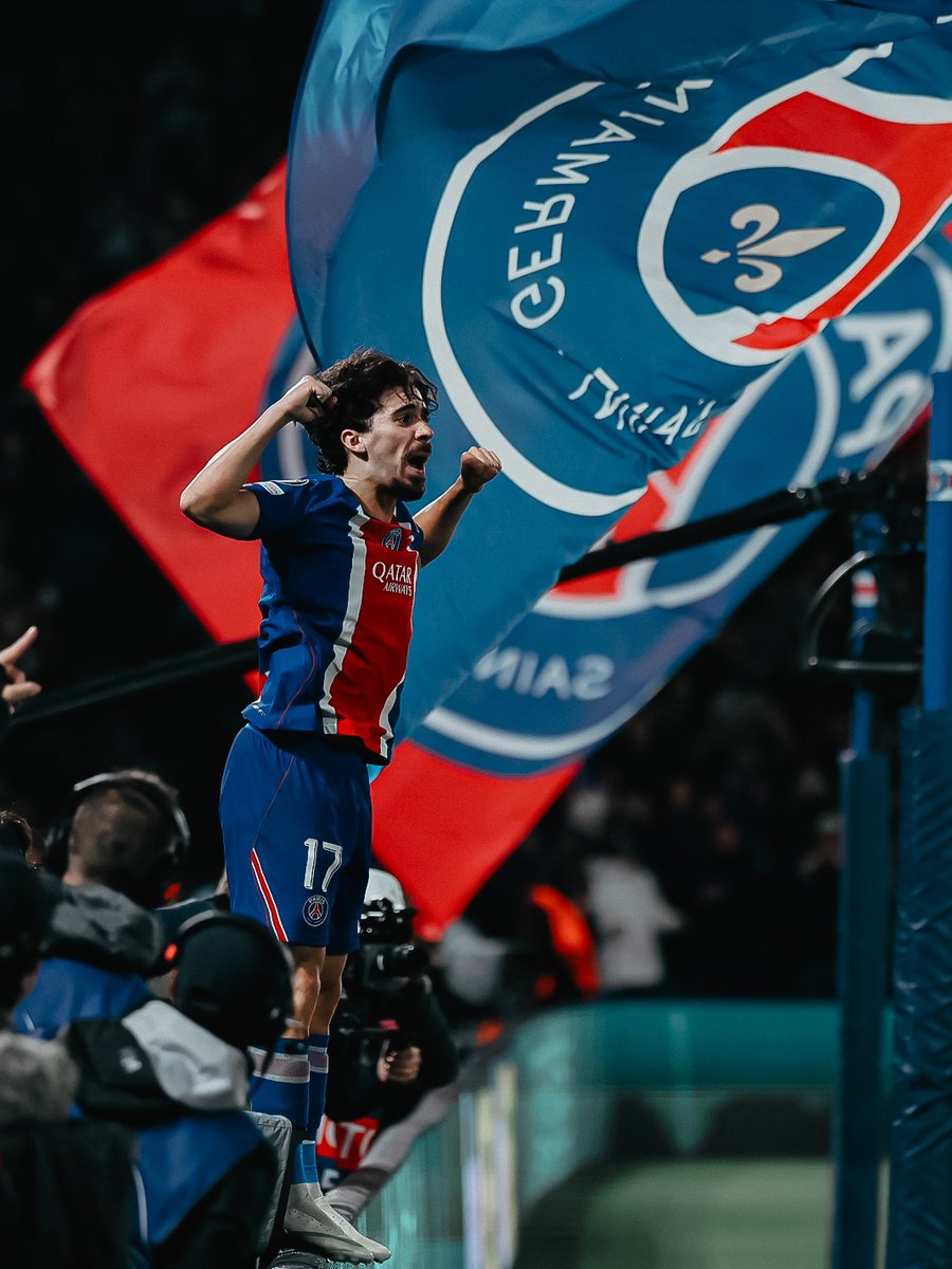 PSG_espanol's tweet photo. El director de la orquesta ✨ https://t.co/ISx7F6sKvN