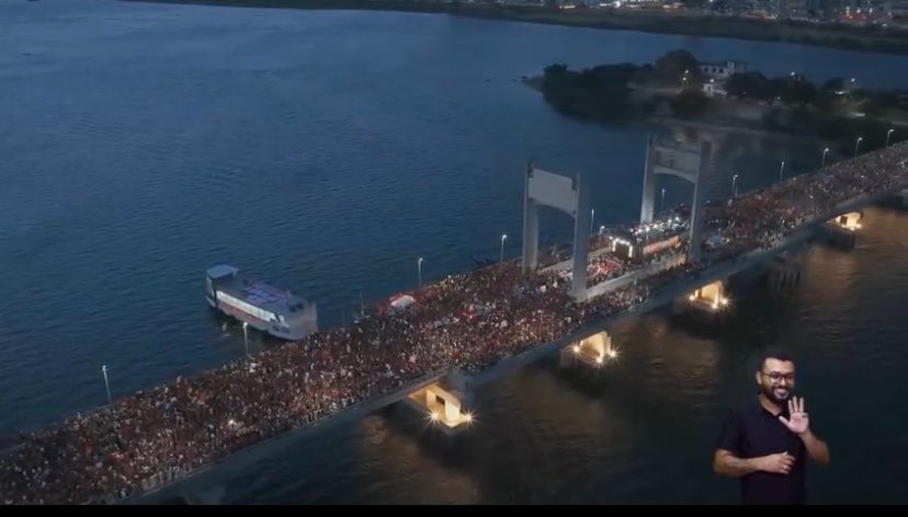 barbara13naurna's tweet photo. URGENTE! 🚨 

Nesse exato momento Lula em Pernambuco está arrastando uma multidão em cima da ponte que separa Juazeiro e Petrolina! https://t.co/Mi2B58nll7