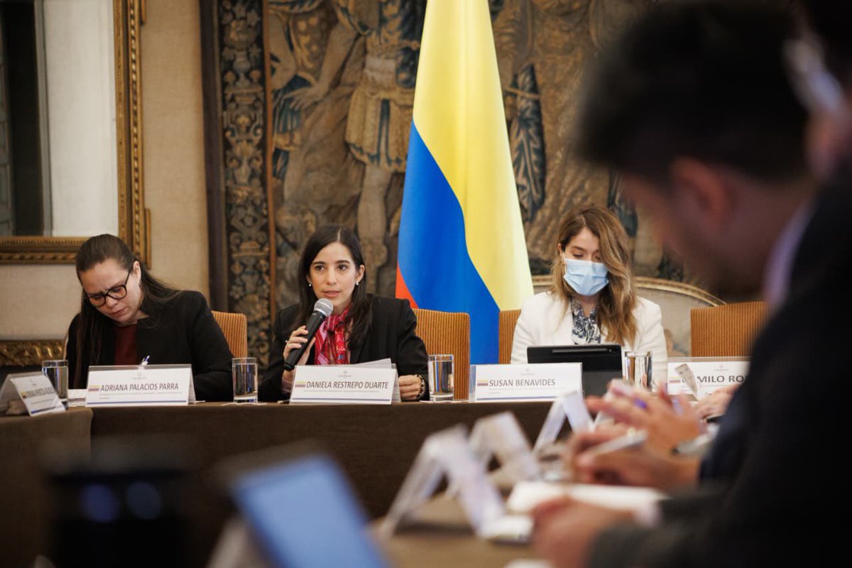 CancilleriaCol's tweet photo. La ciencia colombiana amplía sus conexiones con el mundo.

La viceministra de Asuntos Multilaterales, Daniella Restrepo, lideró en Bogotá una reunión con @MincienciasCo y el @DNP_Colombia para avanzar en una hoja de ruta que permita atraer financiación, cooperación científica y transferencia de conocimiento internacional a través de la red de embajadas y consulados de Colombia.

La estrategia contempla la activación de Nodos de Diplomacia Científica y el fortalecimiento de los vínculos con investigadores colombianos en el exterior, con el propósito de impulsar el desarrollo científico y tecnológico del país.
