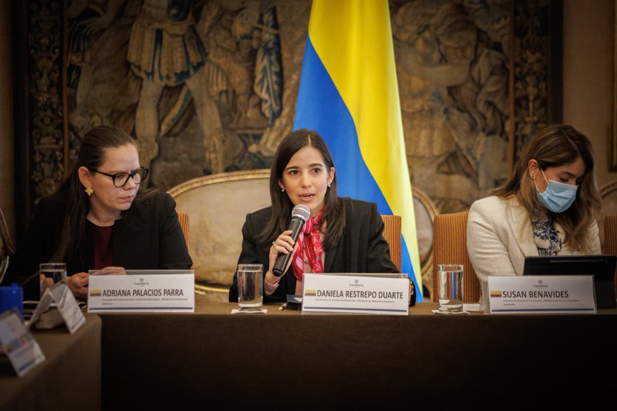 CancilleriaCol's tweet photo. La ciencia colombiana amplía sus conexiones con el mundo.

La viceministra de Asuntos Multilaterales, Daniella Restrepo, lideró en Bogotá una reunión con @MincienciasCo y el @DNP_Colombia para avanzar en una hoja de ruta que permita atraer financiación, cooperación científica y transferencia de conocimiento internacional a través de la red de embajadas y consulados de Colombia.

La estrategia contempla la activación de Nodos de Diplomacia Científica y el fortalecimiento de los vínculos con investigadores colombianos en el exterior, con el propósito de impulsar el desarrollo científico y tecnológico del país.