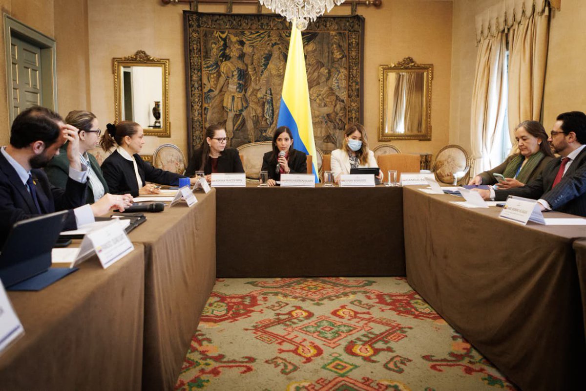 CancilleriaCol's tweet photo. La ciencia colombiana amplía sus conexiones con el mundo.

La viceministra de Asuntos Multilaterales, Daniella Restrepo, lideró en Bogotá una reunión con @MincienciasCo y el @DNP_Colombia para avanzar en una hoja de ruta que permita atraer financiación, cooperación científica y transferencia de conocimiento internacional a través de la red de embajadas y consulados de Colombia.

La estrategia contempla la activación de Nodos de Diplomacia Científica y el fortalecimiento de los vínculos con investigadores colombianos en el exterior, con el propósito de impulsar el desarrollo científico y tecnológico del país.