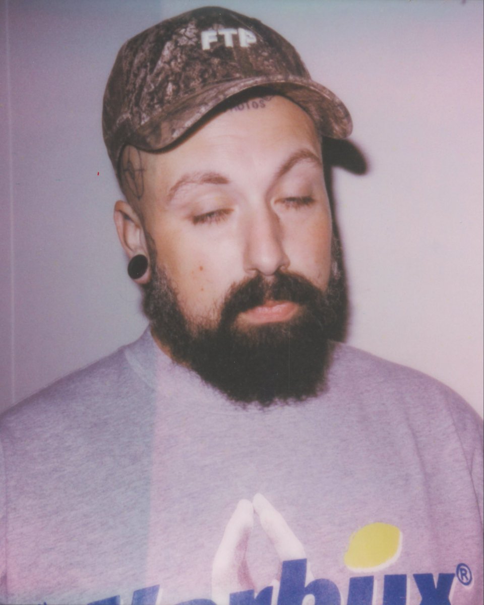 suicideLEOPARD's tweet photo. heading home,
carry all the same ghosts with me.
my mistakes, a mental list - it takes a toll on me.
insist on crossing burned bridges,
keep that coal on me.
razor wire round my heart,
aint no one close to me.
📷: @dill35mm https://t.co/rC0NEMjd7u
