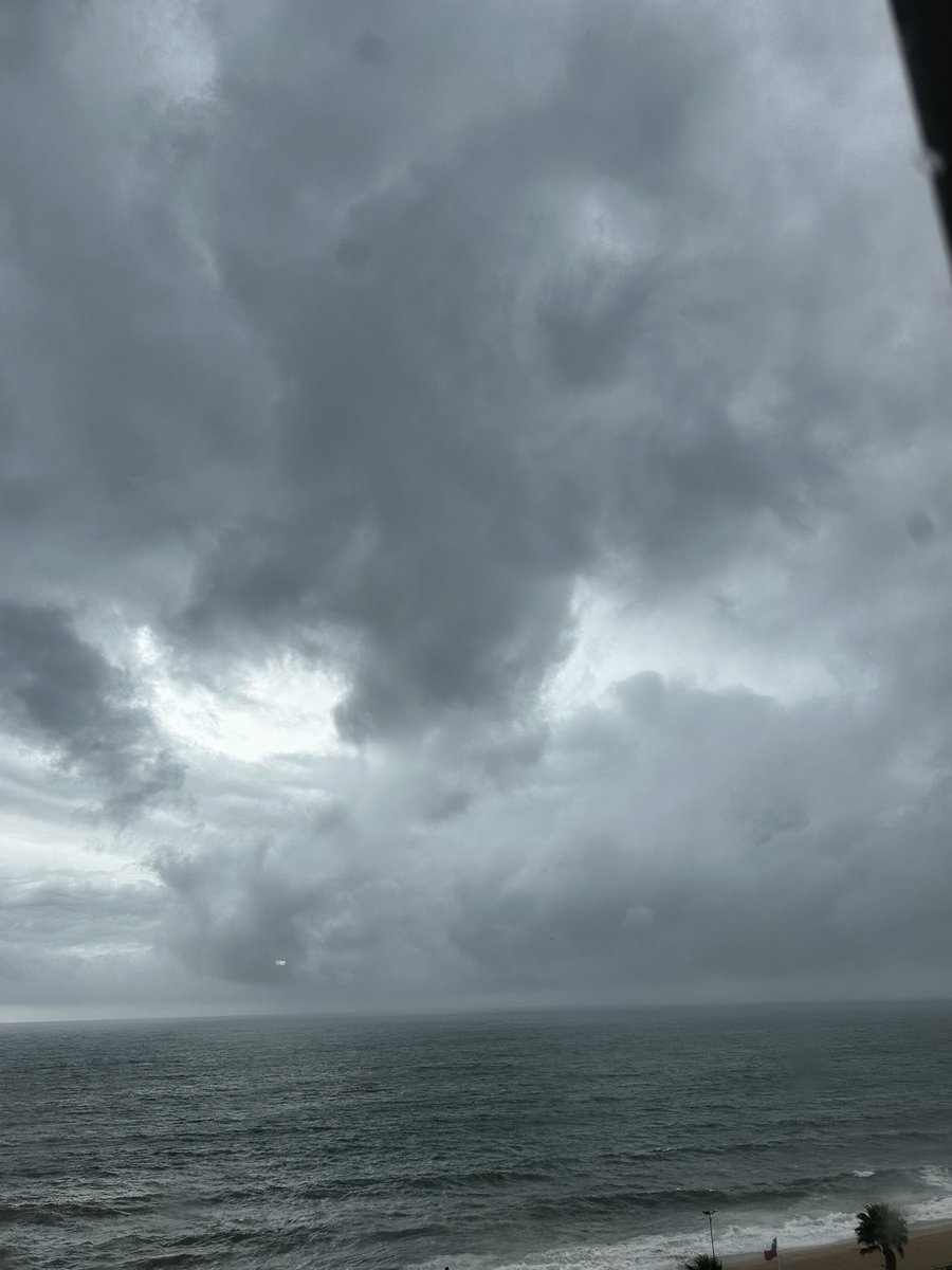 NubeEmbudo's tweet photo. Las nubes que tenemos en estos momentos en la Población Vergara de Viña del Mar. (5 PM)

#SistemaFrontal #Chile https://t.co/Lgb0HTTjdB