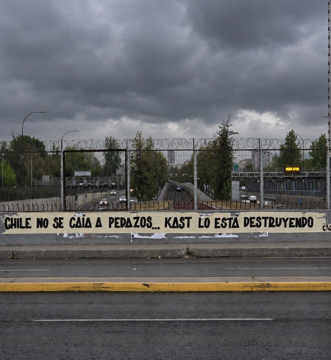 RobertoMerken's tweet photo. 🔴 Las paredes hablan:

“CHILE NO SE CAÍA A PEDAZOS... KAST LO ESTÁ DESTRUYENDO”. https://t.co/Jxn02BGTDp