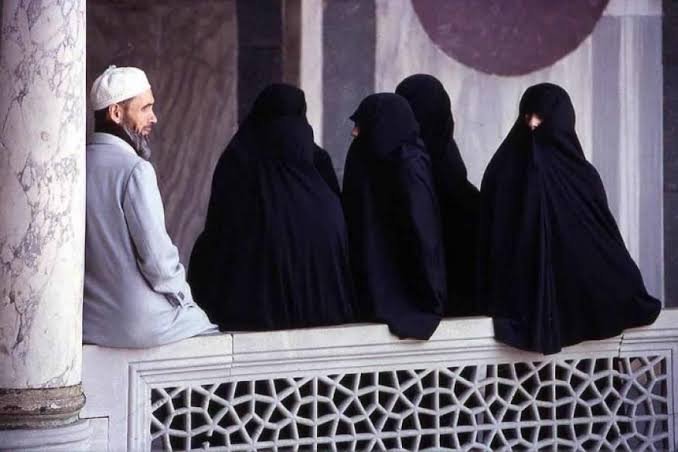 Abdu_PS's tweet photo. 日本と同じように重婚禁止が法律上なっているイスラム圏の国は
チュニジア、トルコ、ウズベキスタン、タジキスタンなど

日本で起きた2人目妻ケース

①日本で婚姻届を日本人妻と出したが、実は夫側の国に1人目の妻と子がいた

②日本で1人目の妻を迎えたが、夫側の国で密かにイスラム式で2人目と結婚 https://t.co/AGzcBt6LJ7