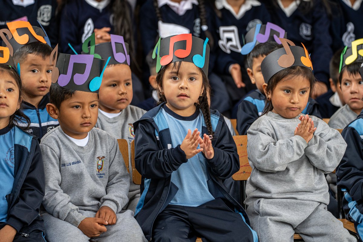 sinfonicaLoja's tweet photo. Por primera vez, #OSLVaALasAulas llegó a la U.E. Benigno Bayancela. ¡La sorpresa fue nuestra! Niños con sus instrumentos, notas musicales en sus uniformes, una estudiante que nos cantó y docentes que nos hicieron sentir en casa. ¡Un encuentro inolvidable!

#SomosOsl https://t.co/RZ3gzeVC9f