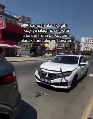 BrJR0T's tweet photo. Trafikte kendisine selektör yapan araca sinirlenip aniden frene basarak zincirleme kazaya yol açan sürücü: “Frene bir koyarım, alacaklı ben olurum hayatım.”

▬ Sürücüler arkadan çarpanın her koşulda suçlu sayıldığını düşünse de Yargıtay kararlarına göre trafikte kasıtlı ani fren yapmak doğrudan asli kusur sayılıyor.

▬ Kendi paylaştığı videoyla suçunu itiraf eden sürücünün TCK 179'dan yargılanması ve sigorta şirketlerinin tüm zincirleme hasarı kendisine rücu etmesi bekleniyor.

Gündem ve analizler için @BrJR0T takip edin. Sizce ehliyeti kalıcı olarak iptal edilmeli mi?