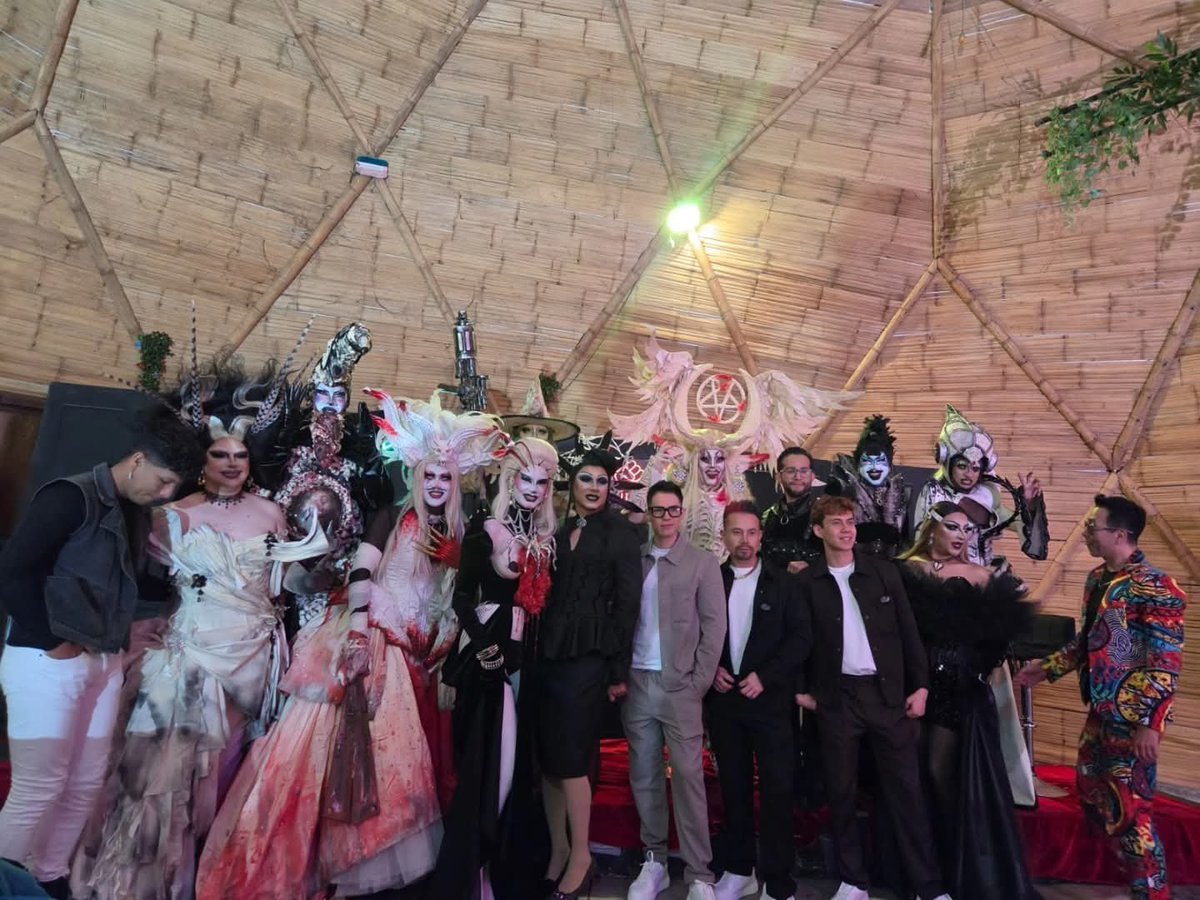 DragsNoti's tweet photo. Ayer estuvimos en la presentación a prensa de 𝐌𝐎𝐑𝐁𝐈𝐃𝐑𝐀𝐆𝐒: 𝐑𝐞𝐢𝐧𝐚𝐬 𝐌𝐚𝐥𝐝𝐢𝐭𝐚𝐬 y queremos decirles que han mejorado y han escuchado comentarios del público. 

Las drags morbis participantes lo están dando todo. 

Esta semana vamos a lanzar las entrevistas y todo el contenido. Muchas gracias a la producción por todas las facilidades. 

Contenido creado por @Sebastian_Brimo
#Morbidrags