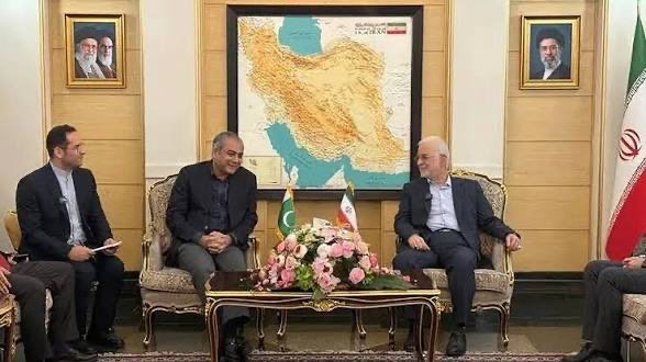 DrOmarGhanim's tweet photo. اتمنى ان يوصل احد رسالتي للاخوة الباكستانيين 

انتم رجال اشداء. تعرفكم الجبال والوديان. ونعرف تاريخكم النضالي وبأسكم الحديدي لانتزاع استقلال بلادكم ونعرف القيم الكبرى التي قامت عليها روح العسكرية الباكستانية الصلبة.  

هذه الميوعة التي تبدون عليها وانتم تقابلون الايرانيين … وهذا التهافت على الاحضان والقبل والضم الطويل وطريقة الجلوس المنكمشة وخاصة وزير داخليتكم، ويقابلها برود وتعالي  اجوف يواجهكم به الايرانيون،، وتصريحاتهم السامة الطاعنة بكم عندما تغادرون … هذا السلوك المفرط بلينه منكم ،،، لا يليق  بتاريخكم ولا بارث محمد علي جناح الخالد

شدوا نفسكم شوي ..
