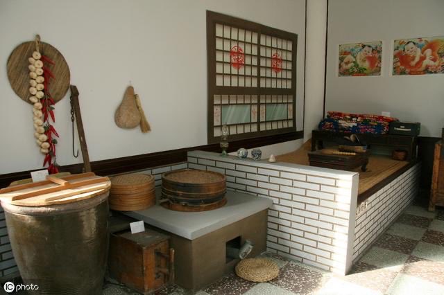 Mount1908's tweet photo. @ChoGyotOVQ @wuerbangbang 灶台跟火炕属于两种功能，灶台解决做饭问题，余热通过火炕解决取暖问题。
柴火直接在炕下烧的属于少数，多数都是一柴两用。 https://t.co/u7wJNjnOwb