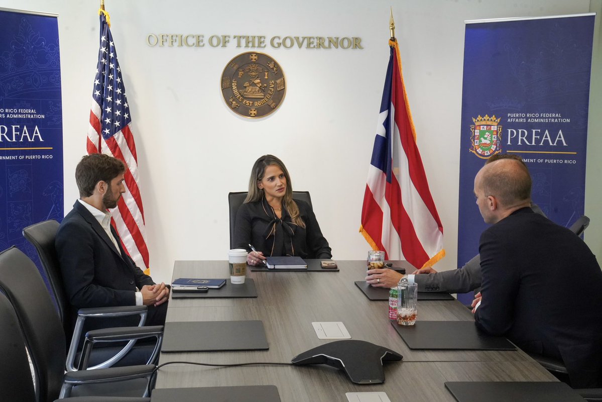 PRFAA's tweet photo. Hoy recibimos al subsecretario adjunto de Asuntos Intergubernamentales del Departamento de Seguridad Nacional (@DHSgov ), Ben Davis, y al director principal, Brian Hyer, para dialogar sobre las prioridades de la gobernadora Jenniffer González Colón y nuestra continua colaboración con la Administración del presidente Donald Trump para fortalecer la seguridad de la frontera caribeña de nuestra nación y avanzar los proyectos de reconstrucción financiados por FEMA.

Agradecemos al secretario @SecMullinDHS por su liderazgo y su continuo respaldo al bienestar y la seguridad de los 3.2 millones de ciudadanos estadounidenses que residen en Puerto Rico.
