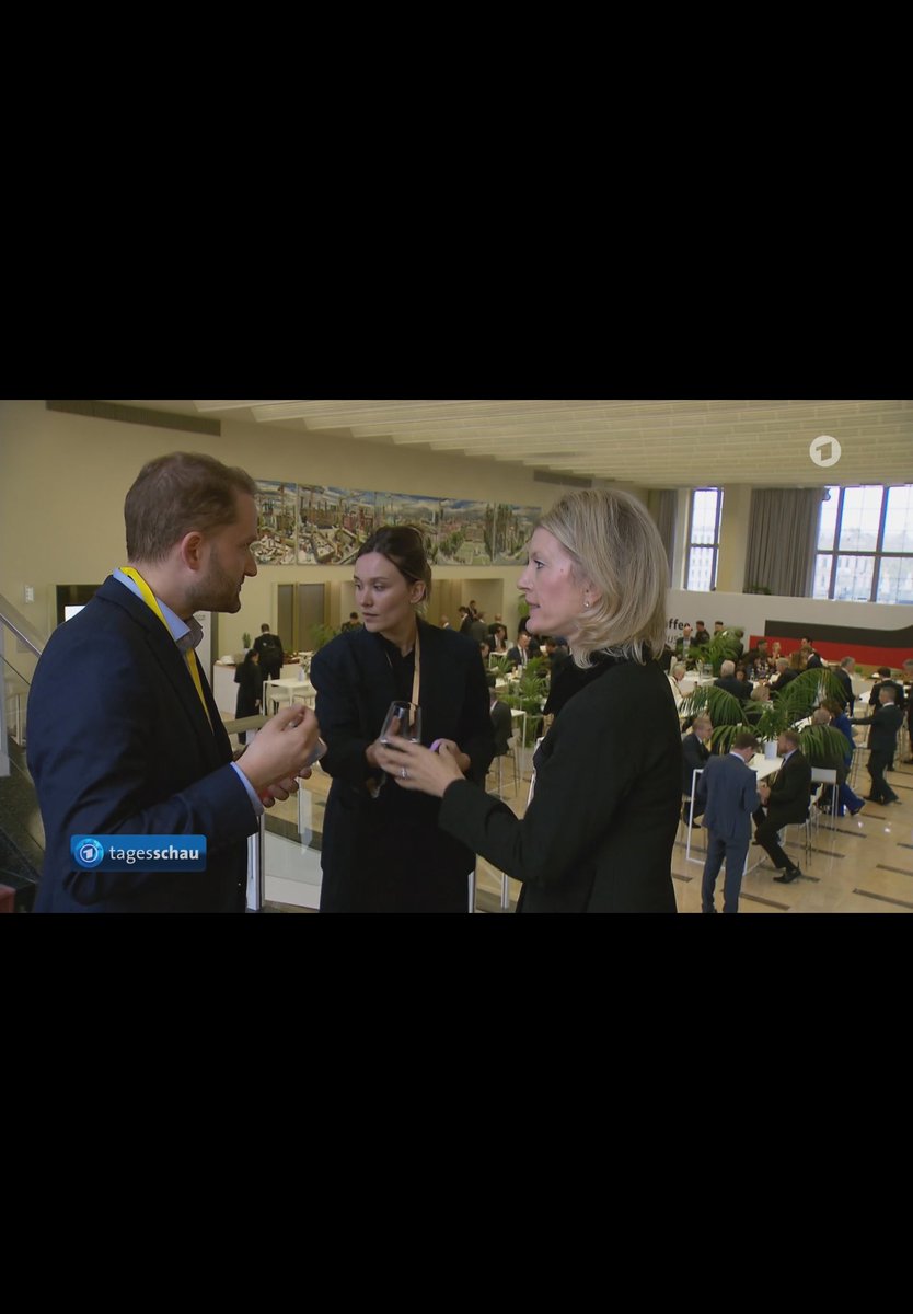 MCalsow's tweet photo. Tagesschau, heute: Jeanette zu Fürstenberg, Spitzenkraft der deutschen Wirtschaft, und ihr Wirken mit subalternen Mitarbeiterinnen. die ganze Pracht adeliger Attitüde ab 01:17: https://t.co/k1qn0jvEcY https://t.co/E8Q7nRqZOi