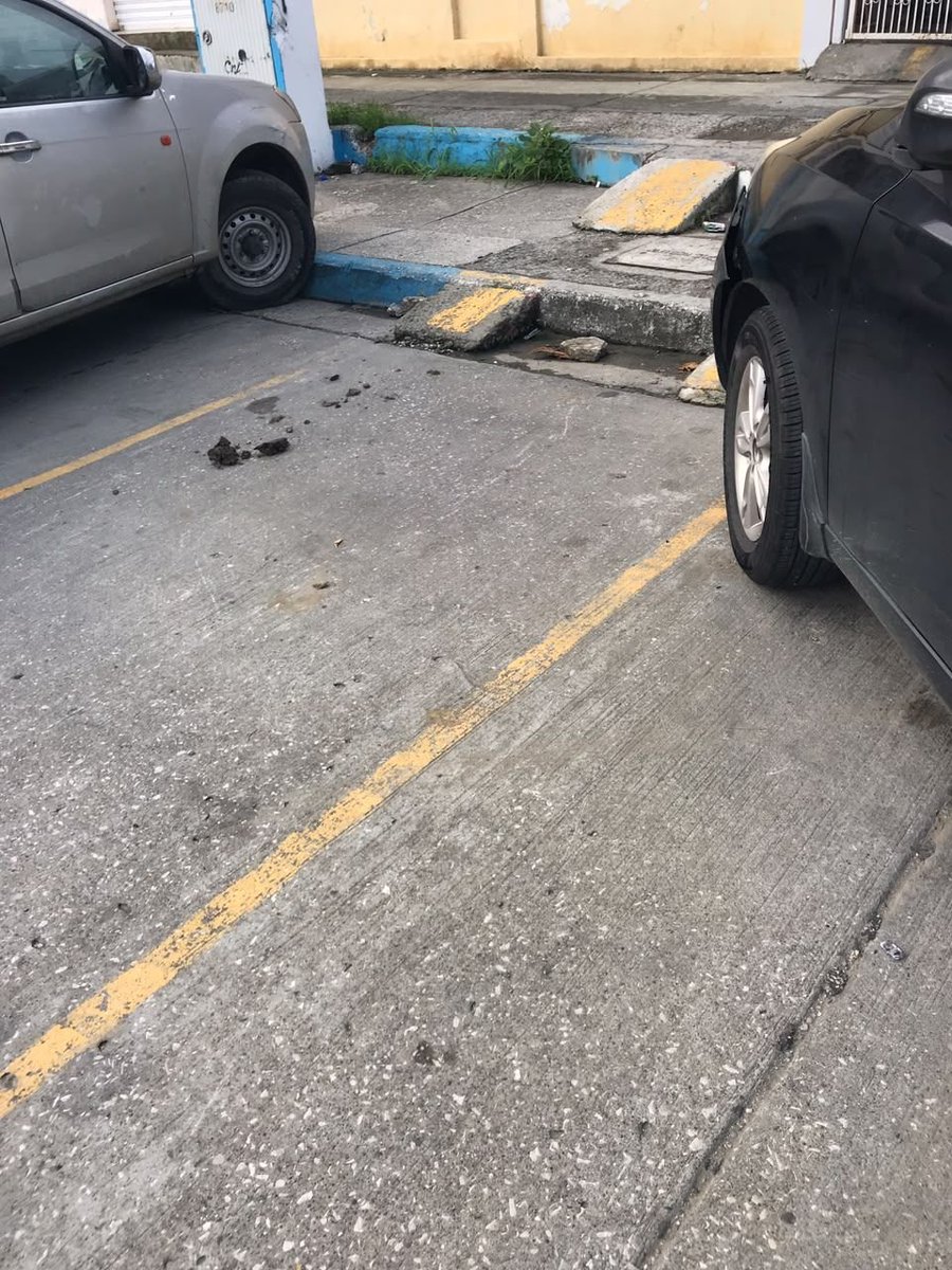 181Responde's tweet photo. 🚧 El espacio público debe estar disponible para el uso de toda la ciudadanía.

Un usuario reportó que un vecino colocaba un tronco para impedir que otras personas se estacionaran en la vía pública y que, además, habría instalado rampas sin autorización. 

El requerimiento fue canalizado con personal de Justicia y Vigilancia de @alcaldiagye  para verificar la situación y proceder al retiro de los objetos que generaban molestia.

#GuayaquilNoSeDetiene
#AquiEstamos