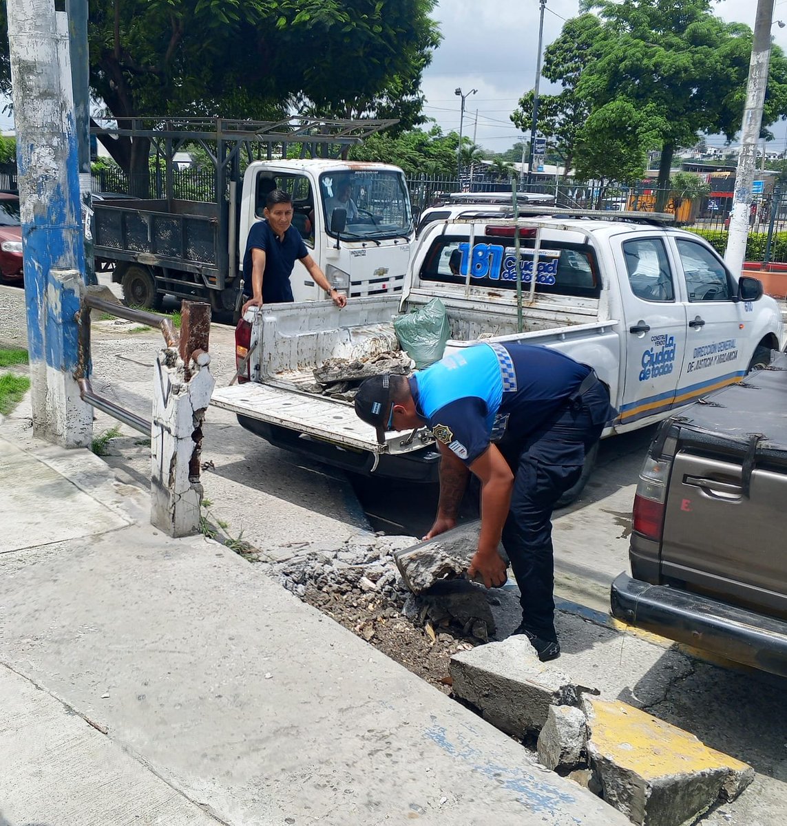181Responde's tweet photo. 🚧 El espacio público debe estar disponible para el uso de toda la ciudadanía.

Un usuario reportó que un vecino colocaba un tronco para impedir que otras personas se estacionaran en la vía pública y que, además, habría instalado rampas sin autorización. 

El requerimiento fue canalizado con personal de Justicia y Vigilancia de @alcaldiagye  para verificar la situación y proceder al retiro de los objetos que generaban molestia.

#GuayaquilNoSeDetiene
#AquiEstamos