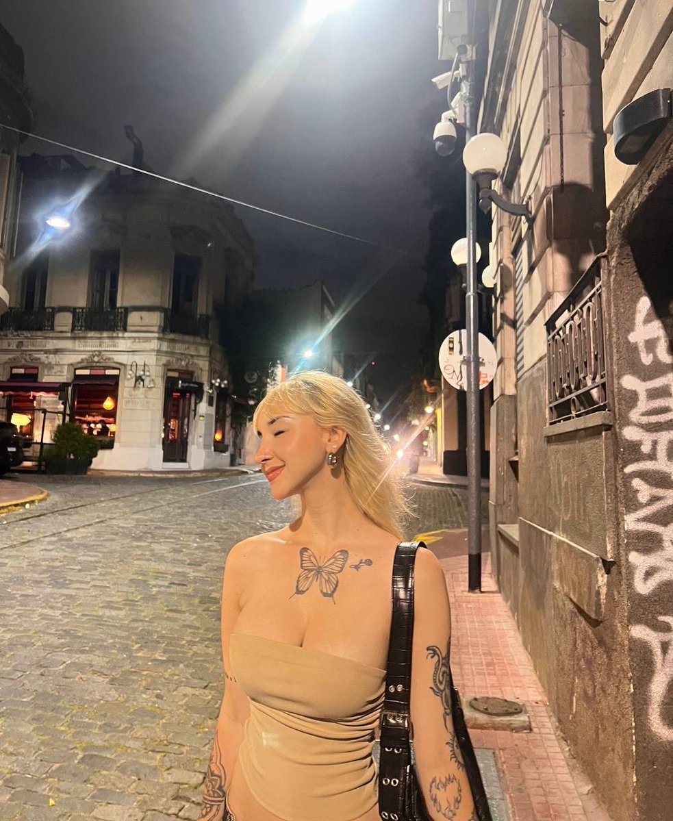 Sienna2h's tweet photo. Am I beautiful? https://t.co/G4U9Xex3uI