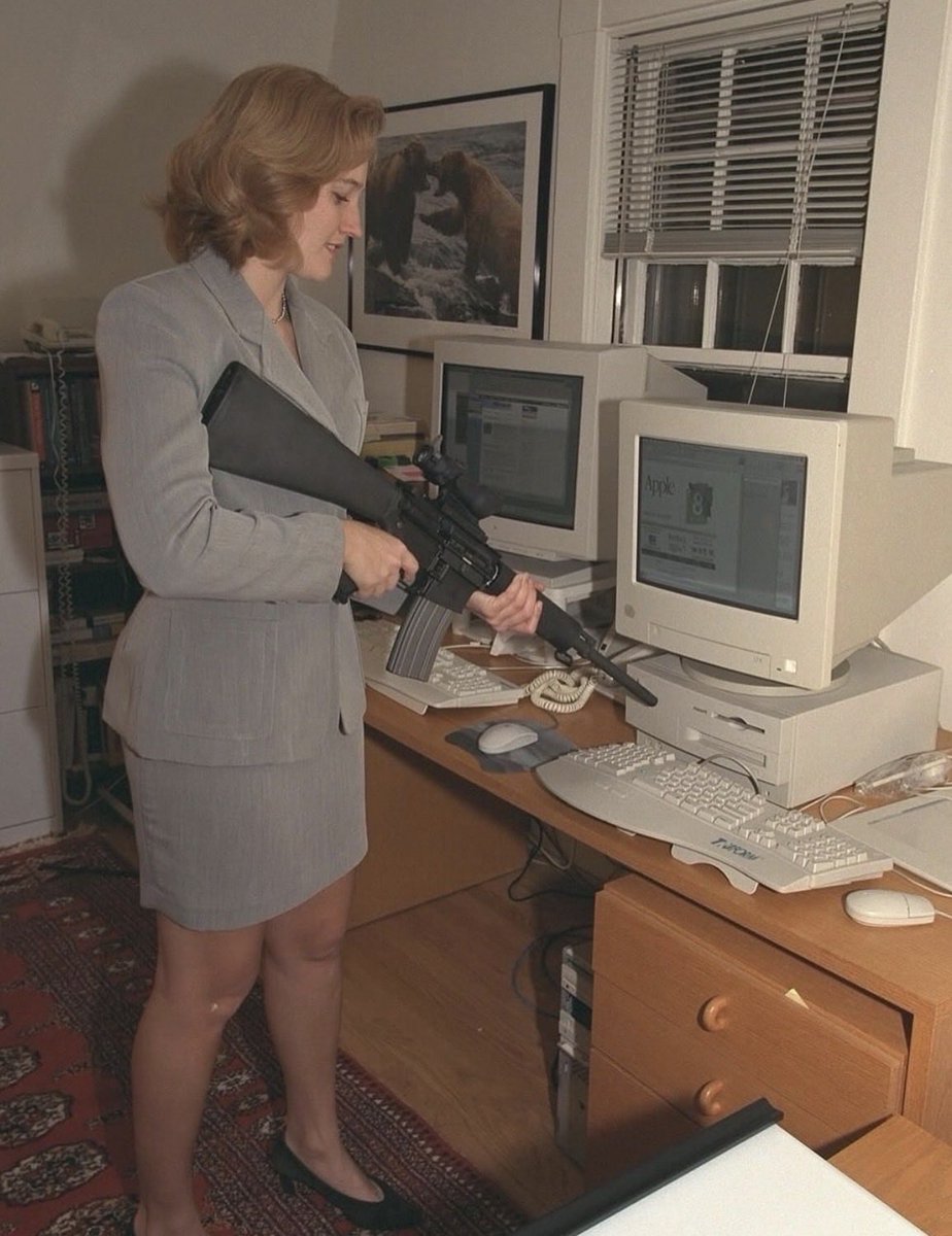 _HDD's tweet photo. ‘Eve preparing to stop a Macintosh from crashing’ (1998) https://t.co/OIpevd9gPw