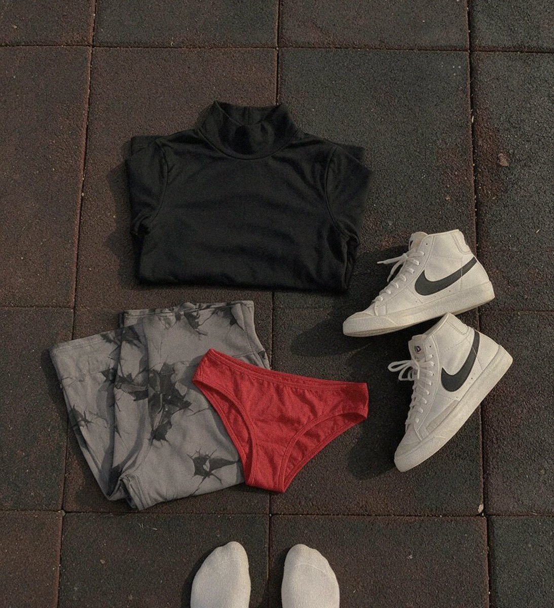 xau_exe's tweet photo. @Nyxumiii guys, why can’t I do a pull-up? is my outfit too heavy or what? 👀 https://t.co/bb27oE8cRv
