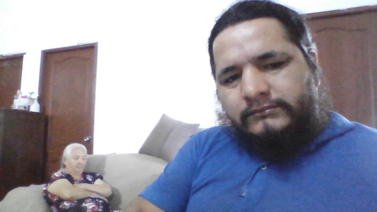 WilmerCamacho77's tweet photo. @ACNURConoSur QUE LOS MEDICOS LES DICEN, QUE EL SER HUMANO NO RESISTIO LA VIDA, @PolicieCZ QUE SI ERES ESLAVO TIENEN QUE SER PERSEGUIDOS POR LA SEGURIDAD AQUI HASTA QUE LOS DEJAN --QUE EL CUERPO ESLAVO NO RESISTE LA VIDA--- MIENTRAS ELLOS COBRAN LA VIDA DE LOS LATINOS, 2 POLICIAS https://t.co/TjmD1cDJwM