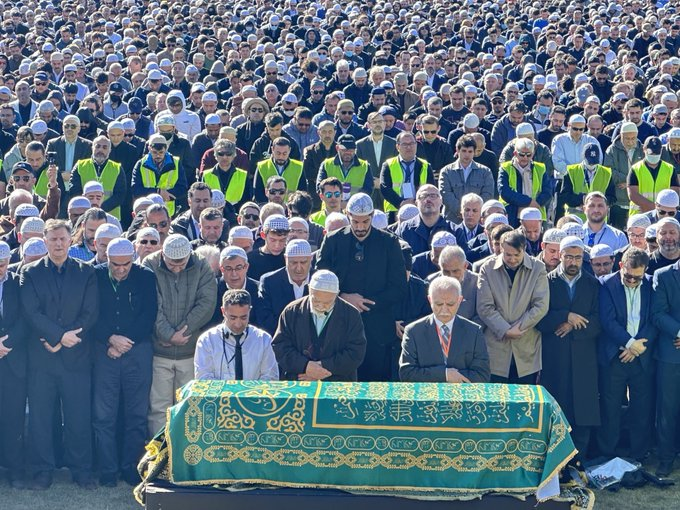 muhittinakgul's tweet photo. Anadolu’nun bağrından çıkmış;
ömrünü ilme, irfana ve insanlığa adamış;
ilminin derinliğini gönlünün enginliğiyle, inancını evrensel insan sevgisiyle taçlandırmış büyük bir alimin aramızdan ayrılışının ikinci yılı…
Fethullah Gülen Hocaefendi’yi rahmetle anıyoruz.
O, Allah ve Peygamber sevgisini gönlünde taşımanın bir gereği olarak, bütün insanlara şefkat ve merhametle yaklaşmayı;
barışı, adaleti ve hukukun üstünlüğünü hayatın vazgeçilmez değerleri arasında görmeyi savundu.
Farklı din, inanç ve düşüncelerden insanlarla görüşmeyi bir tehdit değil, birbirini tanımanın, anlamanın ve ortak bir insanlık vicdanında buluşmanın imkanı olarak gördü.
Gönüllere ektiği muhabbet tohumlarının, bir maya gibi insanlığın vicdanında tutmasını;
iyilik, merhamet ve kardeşlik adına yeni filizler vermesini temenni ediyoruz.
Rabbimiz kendisine rahmetiyle muamele etsin. Sevenlerine sabır ve metanet versin.
Ardında bıraktığı ilim, muhabbet, barış ve insanlık mirasının gönüllerde yaşamaya devam etmesini nasip etsin.