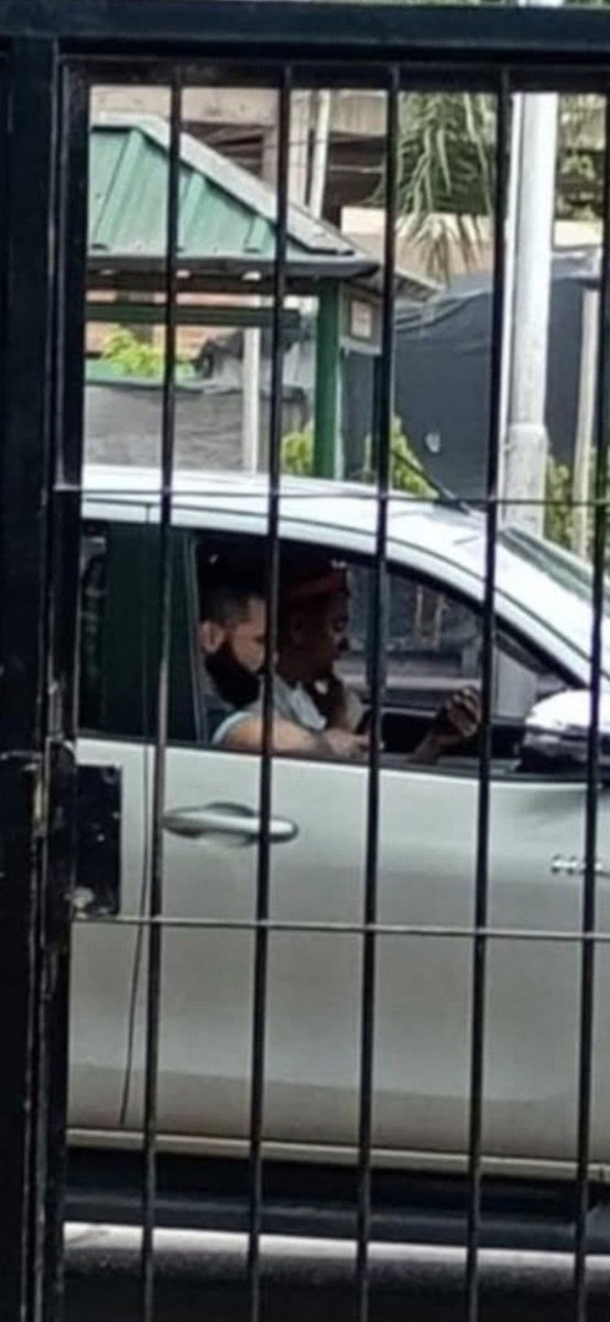 JhonM888's tweet photo. El señor del vídeo no se ve en esta otra foto. Se ve que son varios involucrados.
Para investigar urgente! https://t.co/hnr8WNT3Ky