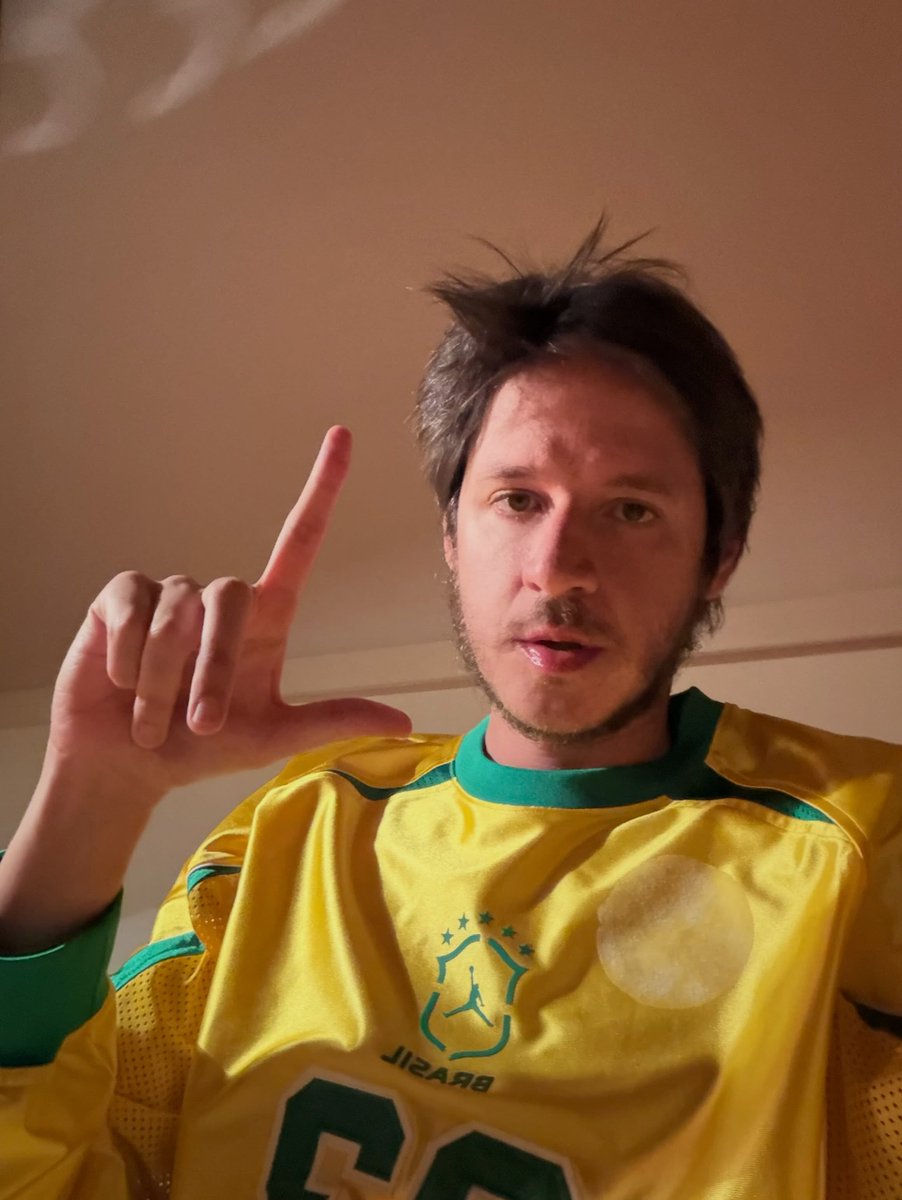 PrimeiroFront's tweet photo. 🔴ÚLTIMA HORA: Após sofrer pressão, Sony diz que foi forçada a derrubar o áudio do vídeo de Nikolas por exigência de Rubel Brisolla Rodrigues, autor da música ‘Grão de Areia’ usada no vídeo. Sony tentou dialogar, mas Rubel estava irredutível. https://t.co/eADsWGIfBU