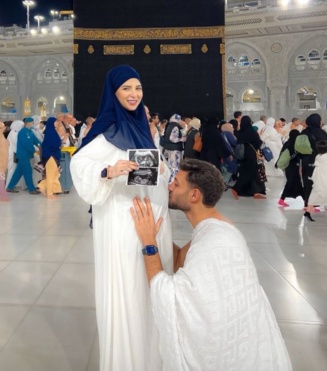 albernap's tweet photo. Una pareja de Bangladés fue a La Meca en peregrinación para pasar su luna de miel.

Esta pareja, que se besó en el patio de una mezquita, fue grabada en video por un hombre de nacionalidad paquistaní, quien envió el video a las autoridades de Arabia Saudita.

Posteriormente, la pareja fue arrestada y condenada a muerte.

Las autoridades de Arabia Saudita ejecutaron a la pareja Abdul-Bashir y Siti mediante decapitación.

Sus restos fueron enviados de vuelta a Bangladés. El gobierno de Bangladés, por su parte, presentó una protesta a Arabia Saudita

Se hacen esto entre ellos. Imaginaos con los demás.

Religión demoniaca. Más que una religión es una enfermedad mental. Y nosotros importando a estos monstruos por miles cada día.