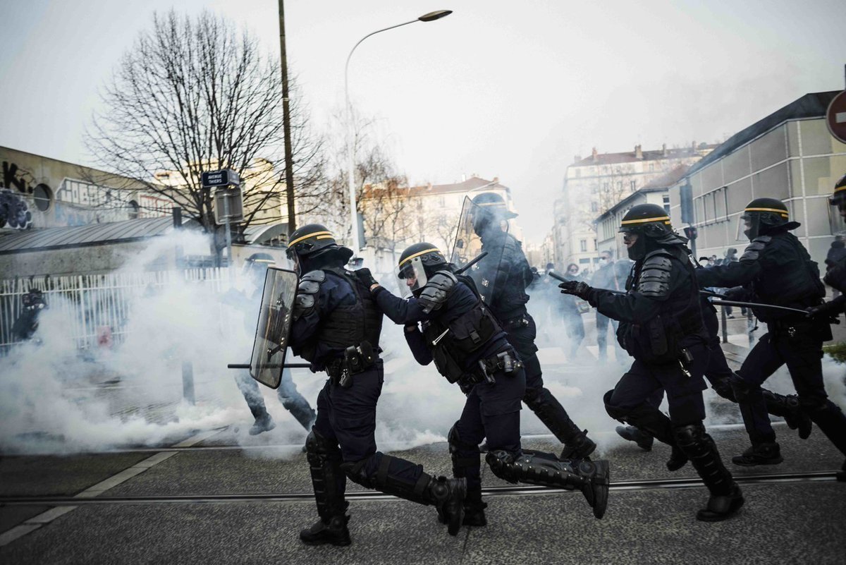 K1000Journalist's tweet photo. [THREAD 🧶] Évolution du dispositif policier pour samedi, qu'est-ce qui change ?

Samedi prochain, l'organisation du maintien de l'ordre sera très différente. On passe d'un dispositif policier statique et défensif, à un dispositif mobile et offensif.

1/16 https://t.co/De3E0wxt0A