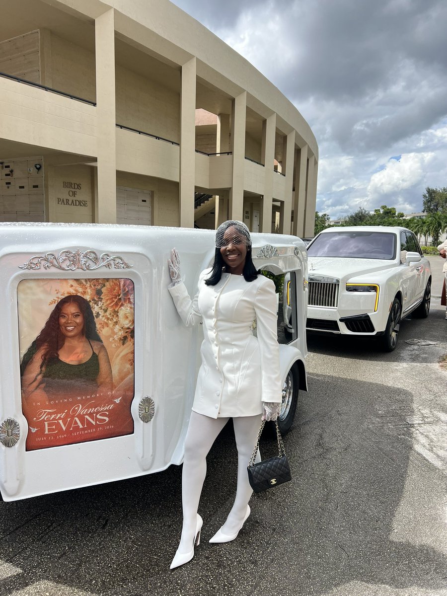 okayaleiah's tweet photo. rest in love mommy🕊️ https://t.co/cnaSCI2NgT