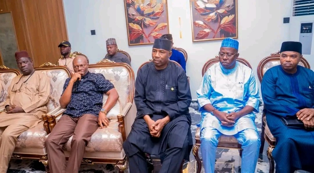 samonlinemedia's tweet photo. Katsina Governor Dikko Radda has reaffirmed full support for security initiatives, saying 1,000 forest guards approved by President Tinubu will boost surveillance, intelligence gathering and protection of vulnerable communities while complementing existing security agencies. https://t.co/fTl3jVgZfZ