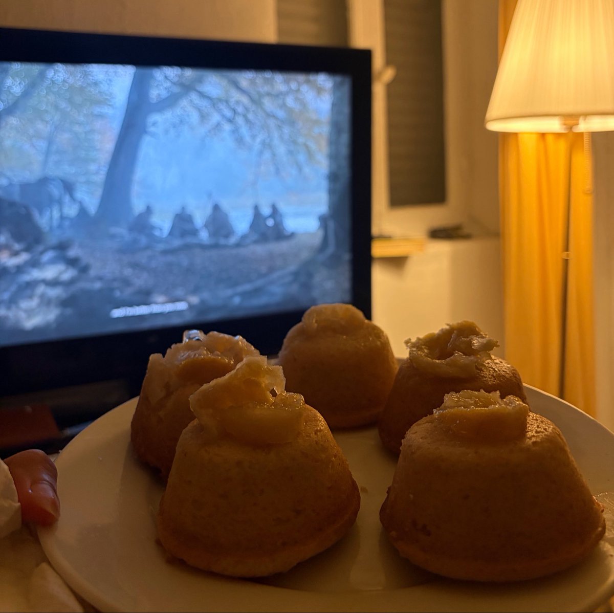 Cygnusuni's tweet photo. I’ve been binge watching this show kola Lila j’adore bzaf can’t believe I spent hyati kamla matfrjtloch. 
Lyuma njrb Sansa’s lemon cakes Hitach chehatni fihum Walakin makanch 3ndi lmokawinat kamila wakha hakak jaw wa3rin bzaf https://t.co/iEqt44CNux