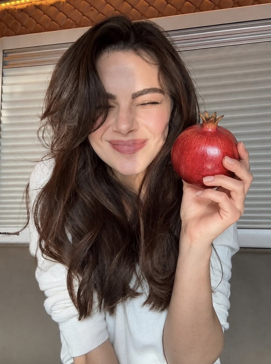 lemonlejlic's tweet photo. ALYA’S CRAVING WILL BE POMEGRANATE LET ME CRY! 🥹🤏🤰 https://t.co/NABmMjj2PY