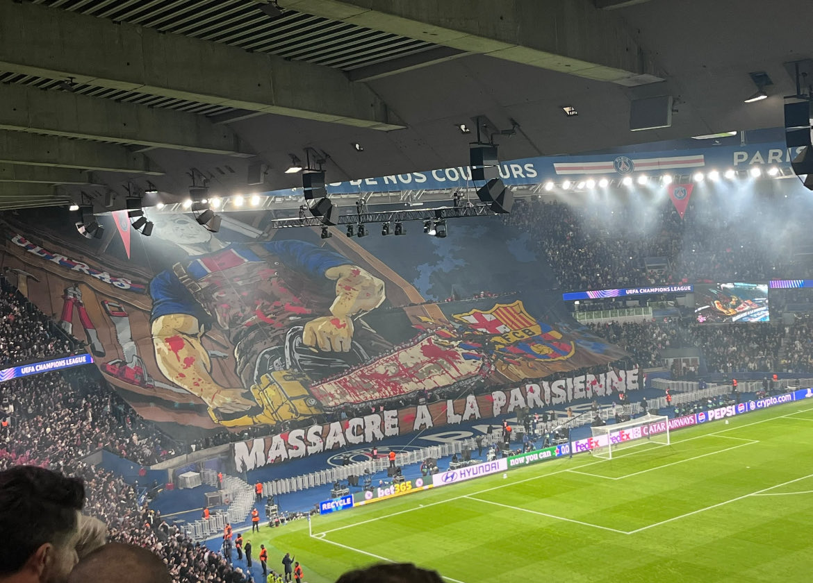MundoUltra2's tweet photo. Sacar esto en España sería impensable, PSG-Barcelona. https://t.co/ClZKUmRllf