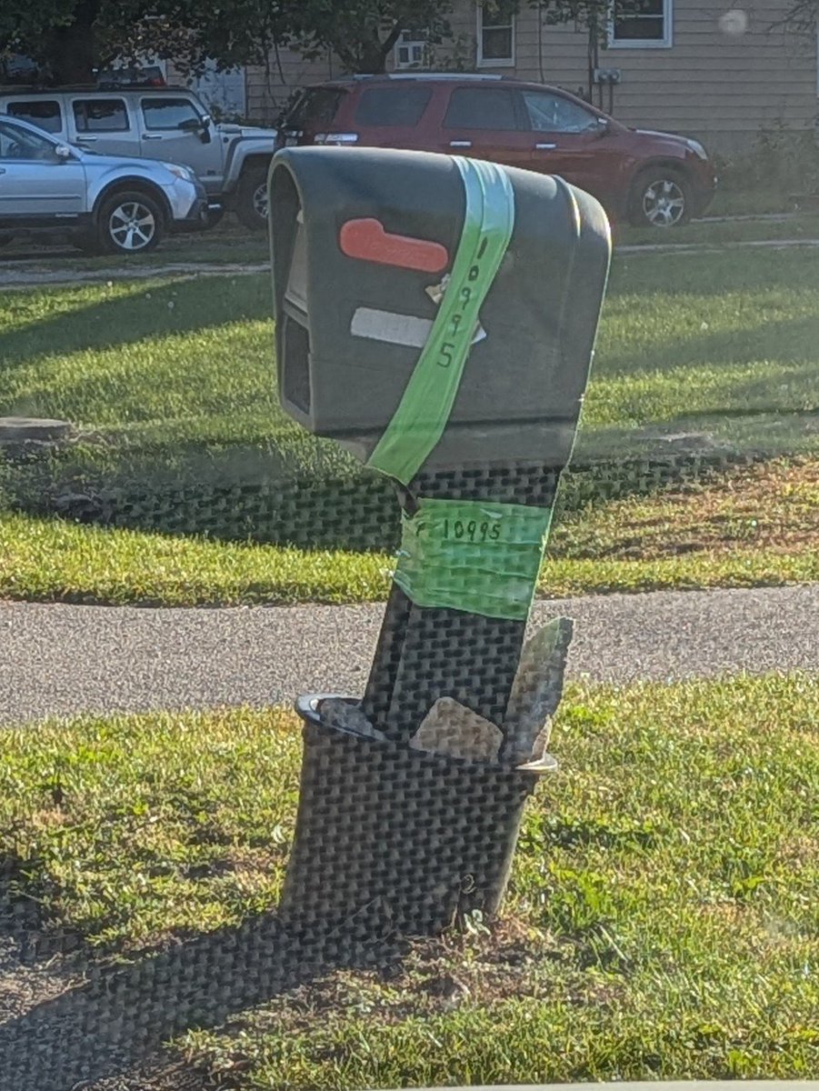 LoopCitySlums's tweet photo. This mail box needs a Tylenol and an aa meeting... https://t.co/nGyG5o26hz