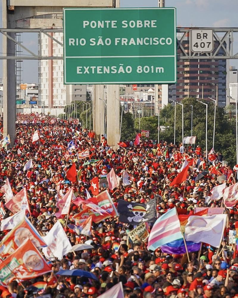 MidiaNINJA's tweet photo. Uma multidão pra receber Lula no Nordeste.
Hoje a caravana chega em Petrolina e Juazeiro para mais um ato de campanha. 
#NordestinosComLula https://t.co/QprB76pmDF