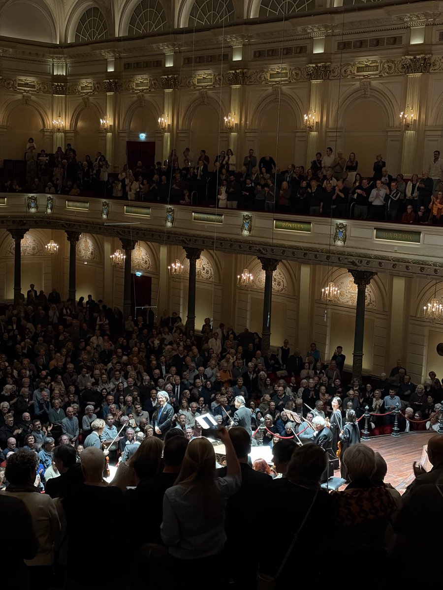 bach_collegium's tweet photo. コンセルトヘボウ公演も大盛況のうちに終演！
楽章の間にも拍手が湧き起こるほど、会場全体が熱気に包まれていました🔥
Dank u wel🇳🇱 https://t.co/nog8hHIuLw