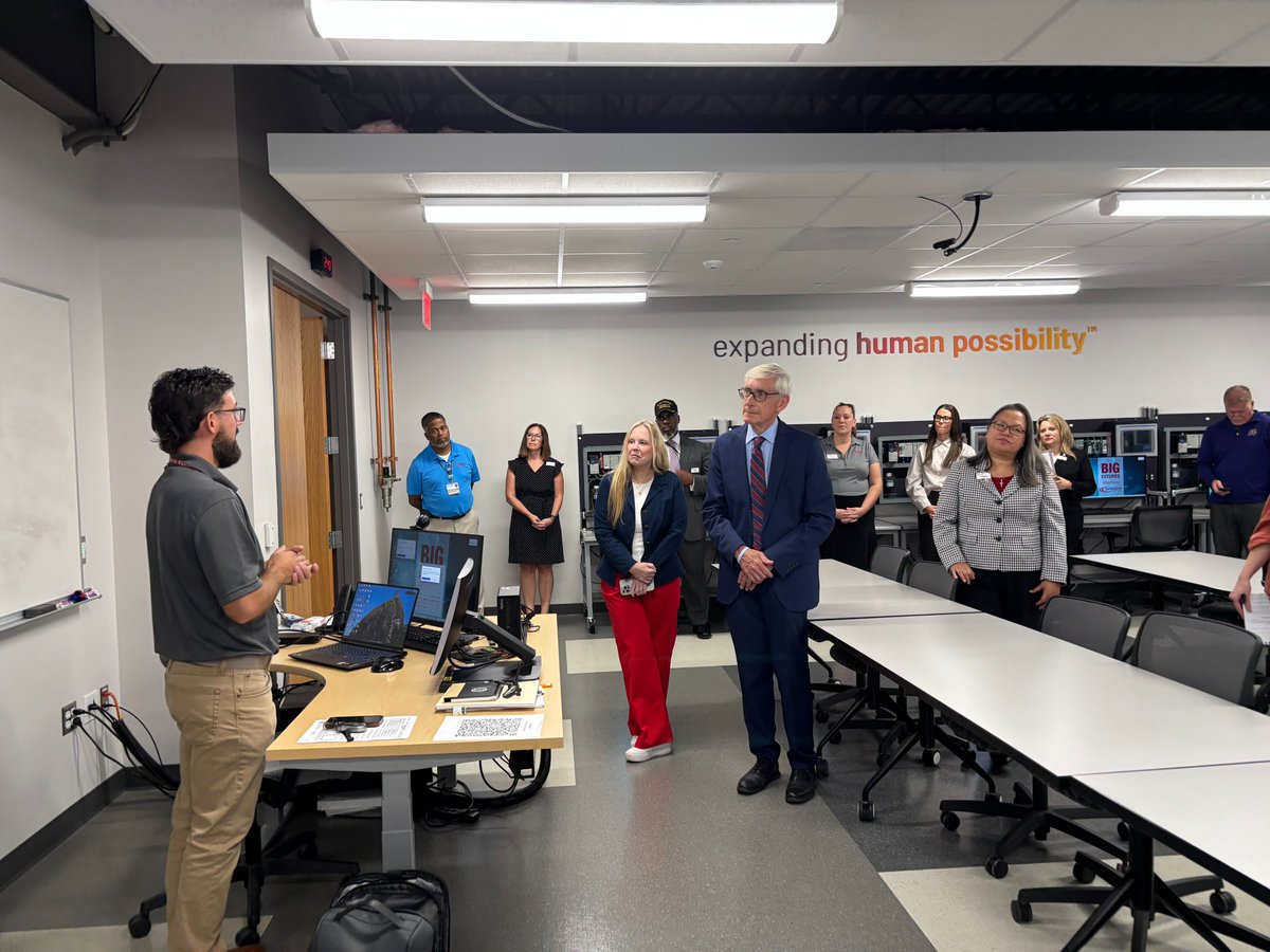 GovEvers's tweet photo. It was great to stop by during Manufacturing Month to learn more about the work the folks at Gateway Technical College are doing to connect with employers and industry leaders to build the 21st-century workforce needed to support a 21st-century economy in Wisconsin. https://t.co/4jFtqxnmfj