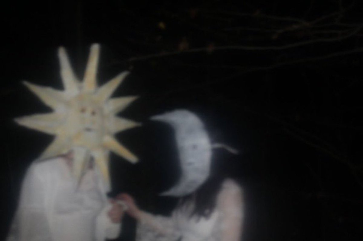 7i__g's tweet photo. moon and sun https://t.co/k9gGogfs4F