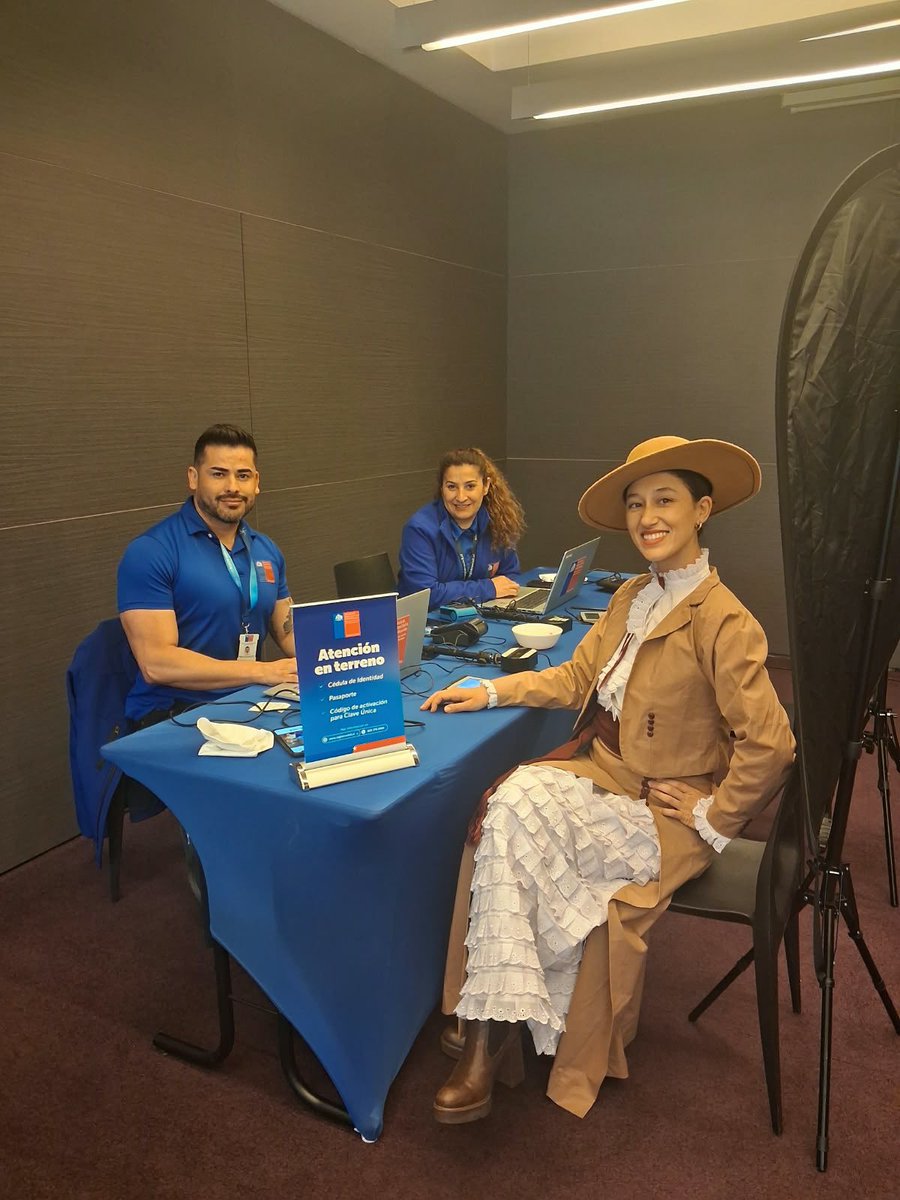 RegCivil_Chile's tweet photo. 🇨🇱✈️ ¡Seguimos en terreno en Francia! Cumplimos nuestro 2° día de atención en #Toulouse y nuestro equipo ya se prepara para viajar a #Lyon. 🇫🇷

En conjunto con @dicoex acercamos los trámites a la comunidad chilena:
🪪 Cédula y Pasaporte
🔑 Código de activación ClaveÚnica

¡Atentos, chilenos en Lyon! 👀👇